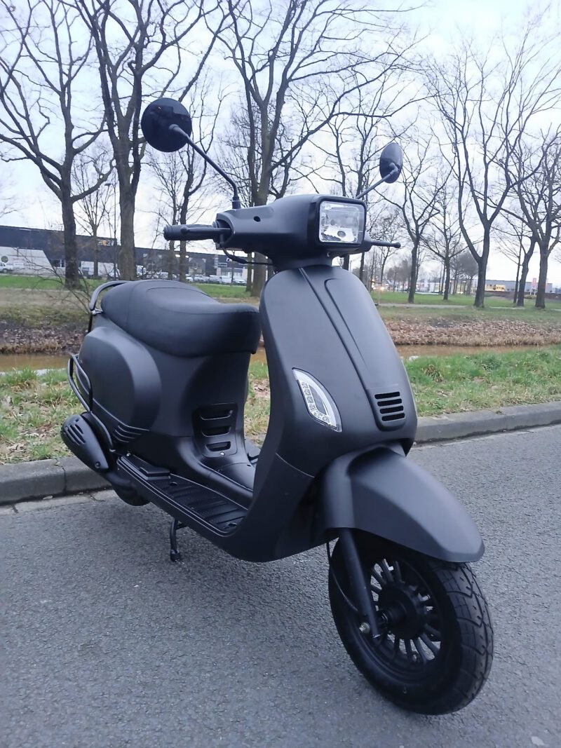 BTC Riva S mat zwart 2019 - scooter